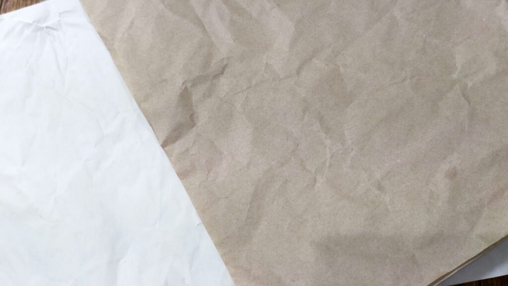 油汚れの拭き取りに再利用できる梱包紙と古紙の写真